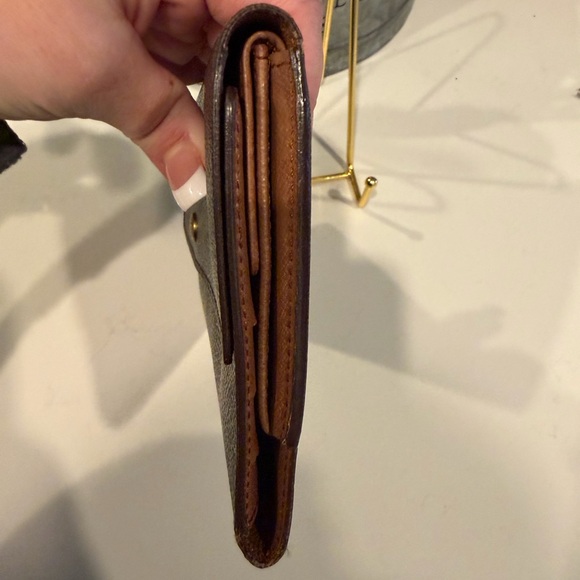 Louis Vuitton Classic Monogram Wallet. - Picture 9 of 13